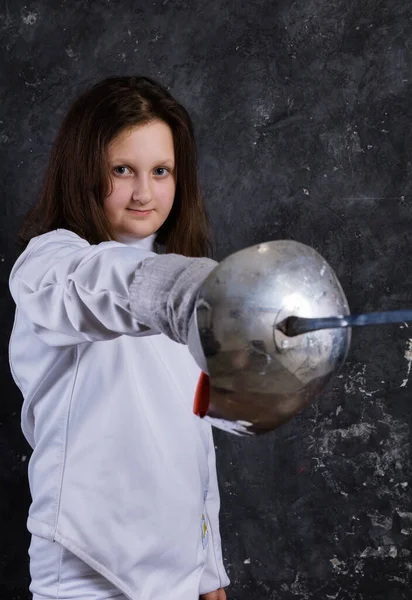 Фехтовальщица-подросток в форме с эпинефрином и шлемом — стоковое фото