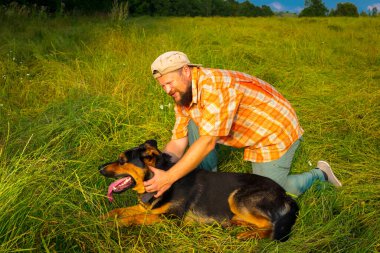 Köpeğiyle bir adamın görüntüsü