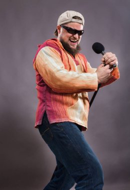 Micriphone stüdyo portresiyle sakallı duygusal rock şarkıcısı.