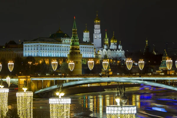 Vinterutsikt över Moskva River och Kreml — Stockfoto