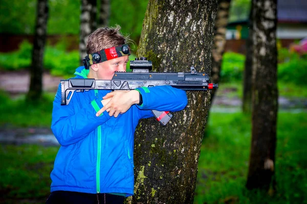 Chłopiec z bronią bawiący się w laser tag — Zdjęcie stockowe