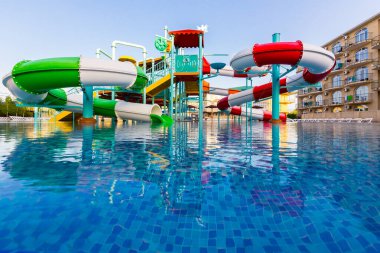 Yüzme havuzlu halka açık bir tatil beldesi.
