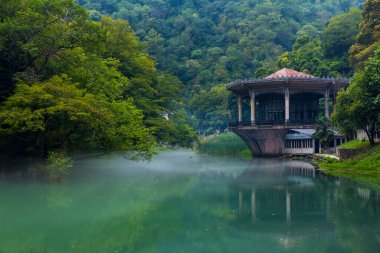 Su üzerinde eski pavyonu olan güzel bir manzara.