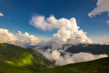 Kafkasya dağlarındaki güzel dağ manzarası Bulutlar ve mavi gökyüzü