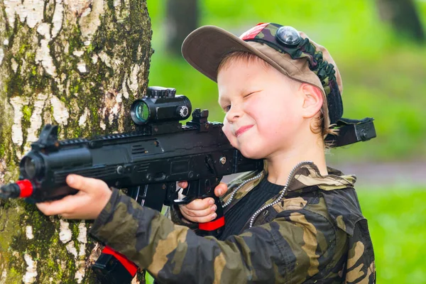 Chico con un arma jugando laser tag —  Fotos de Stock