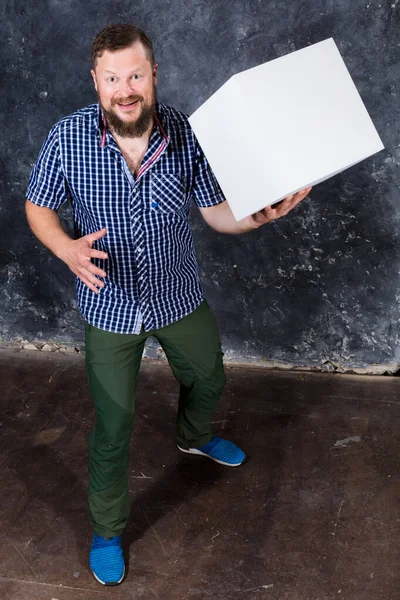 Gioioso uomo barbuto in camicia con cubo bianco oggetto per il tuo logo — Foto Stock