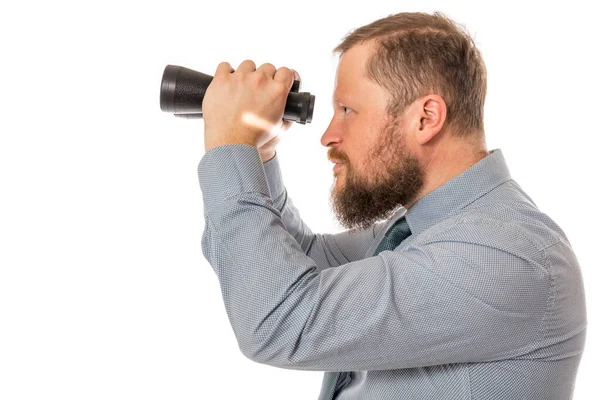 Bärtiger Mann im Hemd mit Fernglas — Stockfoto