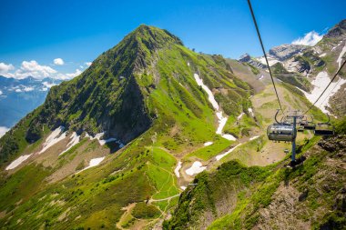 Kafkasya dağlarında kabloyla güzel bir dağ manzarası.