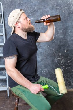 Neşeli sakallı ustabaşının bira şişesiyle arası var.