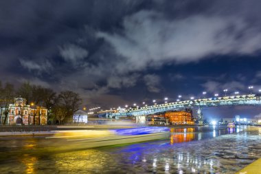 Moskova nehrine kış manzarası, Yeni Yıl aydınlanmasıyla şehir manzarası.