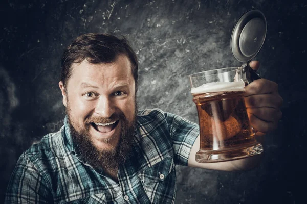 Homme barbu sourire mûr en chemise avec tasse de bière — Photo