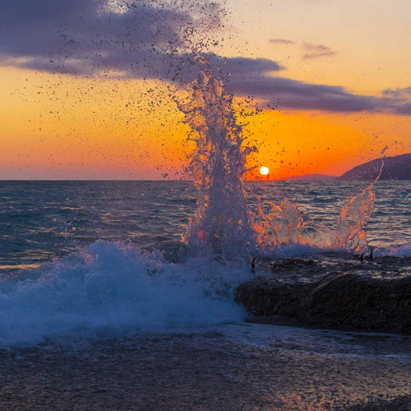 Schöne Küstenlandschaft mit Wellen bei Sonnenuntergang — Stockfoto