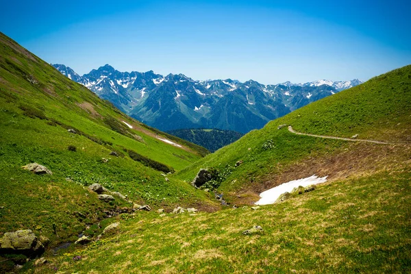 Hermoso paisaje de montaña con cielo en las montañas del Cáucaso. —  Fotos de Stock