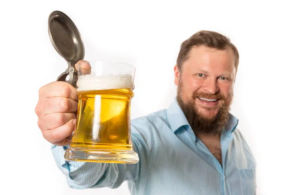 Solid lachende man met baard in shirt met biermok studio portret — Stockfoto