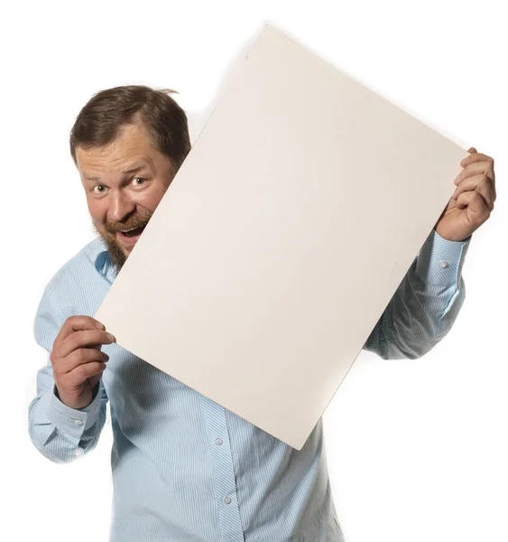 Χαρούμενος γενειοφόρος άνδρας με λευκό χαρτί folio στούντιο πορτραίτο — Φωτογραφία Αρχείου