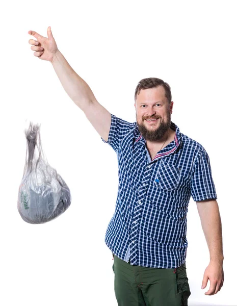 Pria berjenggot gembira berbaju dengan paket sampah plastik — Stok Foto