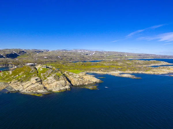 Прекрасный арктический летний пейзаж на берегу Баренцева моря — стоковое фото