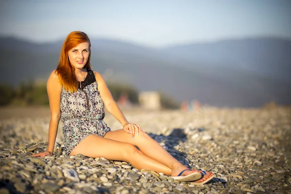 Hermosa joven mujer disfrutando en guijarro playa soleada — Foto de Stock