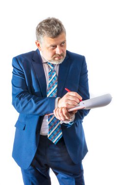 Beyaz arka planda iş eğitmeni duygusal stüdyo portresi.