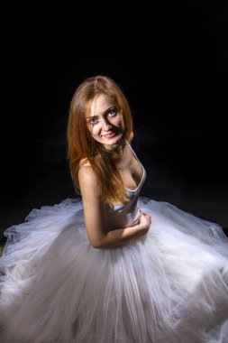 Tutu stüdyosu portresi giymiş güzel bir kadın..