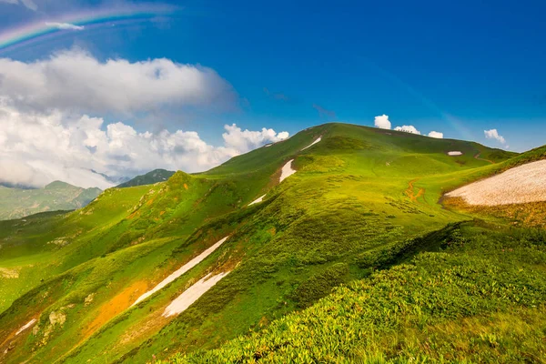 구름과 푸른 하늘이 어우러진 코카서스 산맥의 아름다운 산 풍경.. — 스톡 사진