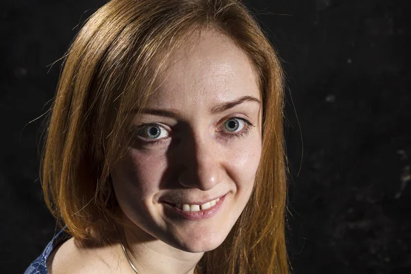 Mujer bastante joven mirando en el retrato del estudio de la cámara — Foto de Stock