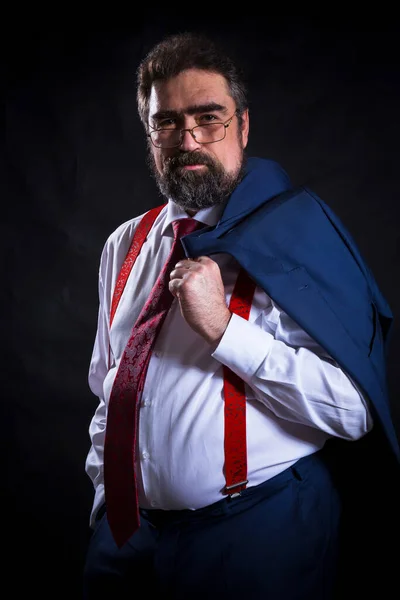 Uomo d'affari maturo vestito in abito blu con cravatta rossa studio ritratto. — Foto Stock