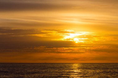 Baltık Denizi üzerinde güzel bir gün batımı, Litvanya.