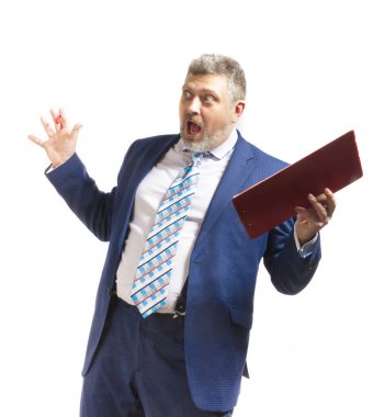 Beyaz arka planda iş eğitmeni duygusal stüdyo portresi.