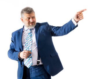 Beyaz arka planda iş eğitmeni duygusal stüdyo portresi.