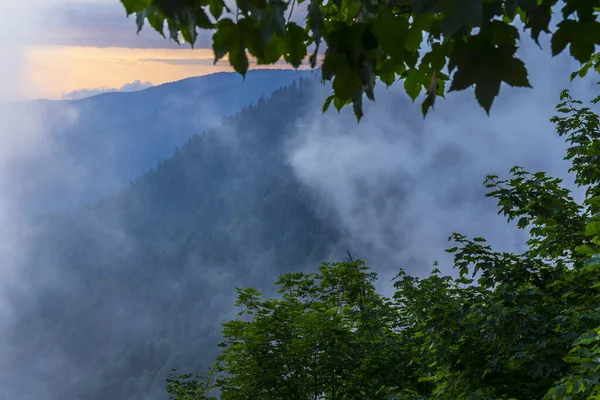 Paisagem de paisagem montanhosa nas montanhas do Cáucaso ao pôr-do-sol — Fotografia de Stock