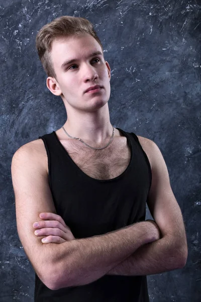 Jovem desportista vestido com colete preto retrato estúdio. — Fotografia de Stock