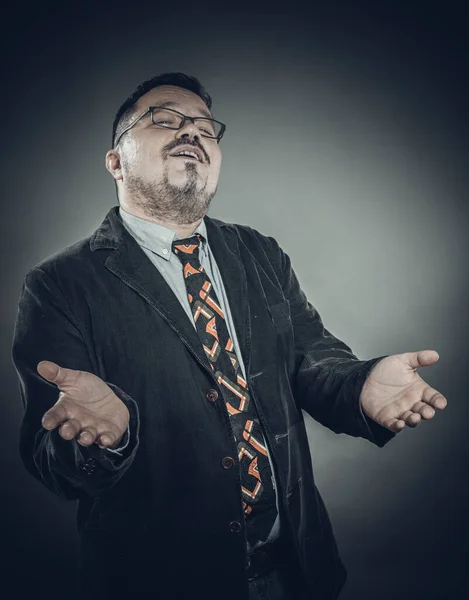 Hombre alegre sólido en gafas retrato emocional —  Fotos de Stock