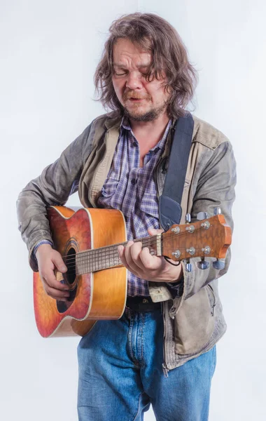 Músico maduro toca retrato de estudio de guitarra acústica. — Foto de Stock