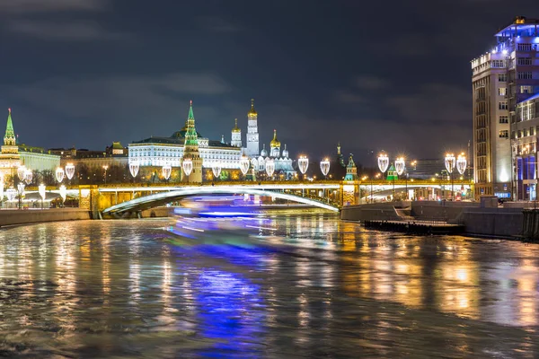 Vista invernale sul fiume Mosca, citiscape con illuminazione Capodanno. — Foto Stock