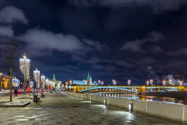 Νυχτερινή θέα στο ανάχωμα του ποταμού Μόσχας με χριστουγεννιάτικο φωτισμό — Φωτογραφία Αρχείου