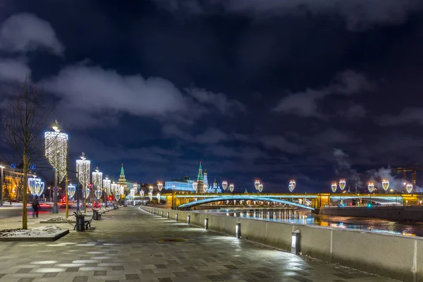 Vista noturna no dique do rio Moscou com iluminação de Natal — Fotografia de Stock