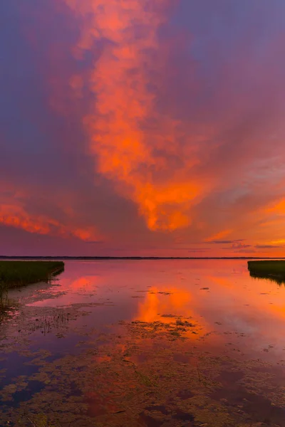 Schöner farbenfroher Sonnenuntergang über der Seesommerlandschaft. — Stockfoto