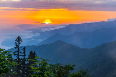 Gün batımında Kafkasya dağlarında manzara manzarası..