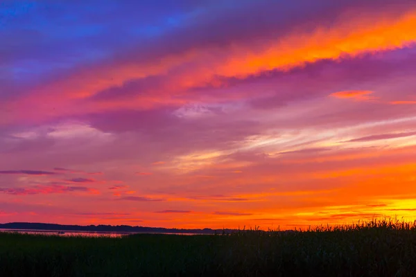 湖の夏の風景の上に美しいカラフルな夕日. — ストック写真