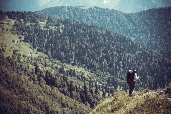 Hermoso paisaje de montaña con turistas senderismo en las montañas del Cáucaso. —  Fotos de Stock