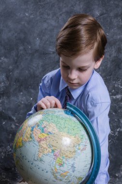 Gömlek giyip dünya ile kravat takan tatlı bir öğrenci.