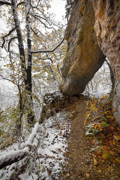 Arco de piedra en las montañas del Cáucaso con la primera nieve en otoño. —  Fotos de Stock