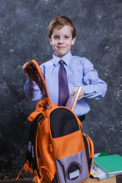 Anak sekolah yang lucu mengenakan kemeja dan dasi dengan tas sekolah — Stok Foto