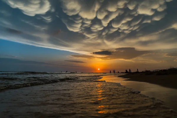 Tramonto con belle nuvole sulla riva del mare — Foto Stock