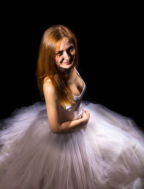 Tutu stüdyosu portresi giymiş güzel bir kadın..
