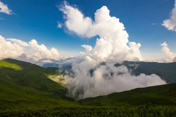 구름과 푸른 하늘이 어우러진 코카서스 산맥의 아름다운 산 풍경 — 스톡 사진