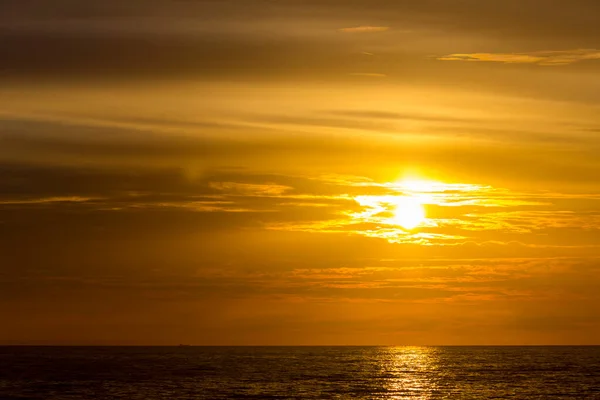 Hermosa puesta de sol sobre el mar Báltico, Lituania. — Foto de Stock