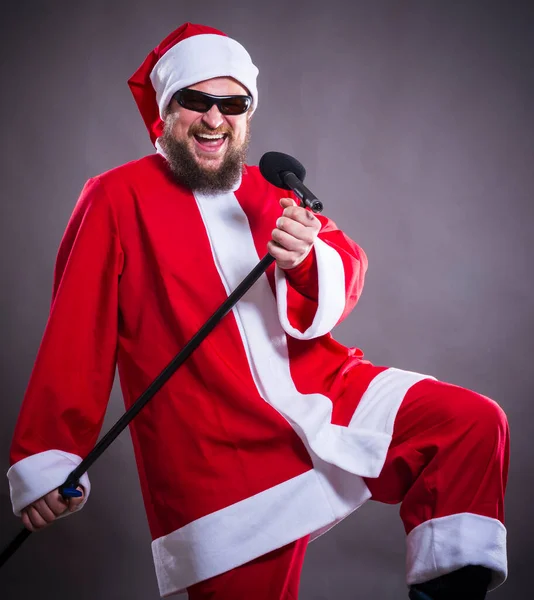Γενειάδα rock με micriphome ντυμένος με κοστούμι Άγιος Βασίλης — Φωτογραφία Αρχείου