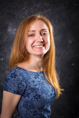 Fotoğraf stüdyosunun portresine bakan genç ve güzel bir kadın.